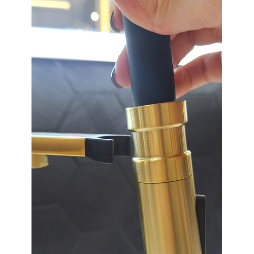 Смеситель для кухни с гибким изливом AltroBagno Flusso 050202 OrSp латунь матовое золото